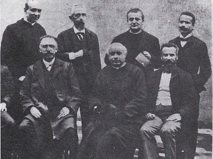 La presidenza del II gruppo generale dell'Opera dei Congressi. Seduti da sinistra: Stanislao Medolago Albani, Giorgio Gusmini, Giovanni Grosoli. In piedi: G. Daelli, Giuseppe Toniolo, G. Faraoni e Archimede Pasquinelli. Fonte.